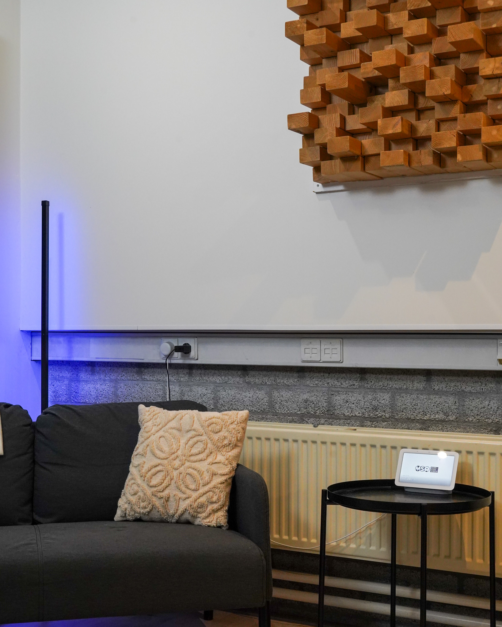 Loungehoek met houten akoestische diffuser